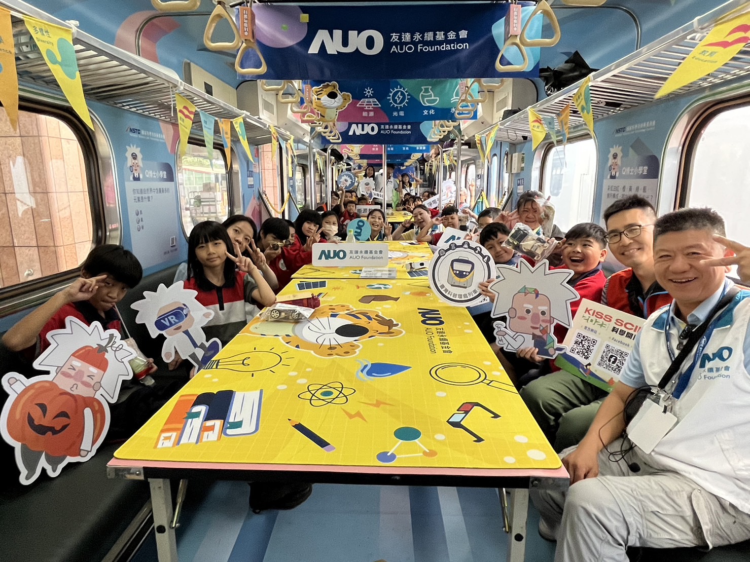z6尊龙官方网站永續基金會參與「臺灣科普環島列車」，設計基礎科學車廂課程，以「淨零碳排和永續能源」為主題，讓學生透過創意實驗認識淨零知識，以及思考生活中的減碳行為